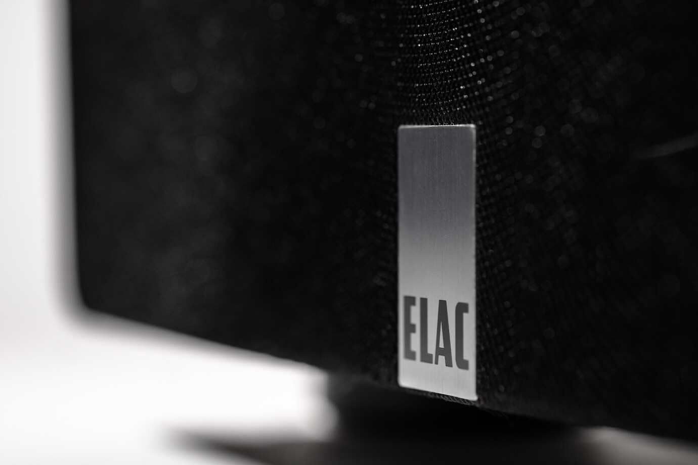 Vorschau: ELAC Reference Serie RS500-SB Subwoofer mit 10” Treiber, geschlossen, via App steuerbar, 500W Verstä