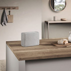 Vorschau: Audio Pro A15 W portabler, spritzwasserfester Multiroom-Lautsprecher in Hellgrau