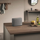 Vorschau: Audio Pro A15 W portabler, spritzwasserfester Multiroom-Lautsprecher in Dunkelgrau