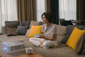 Optoma UHD35STx 4K UHD Kurzdistanz Beamer mit 3.600 ANSI-Lumen
