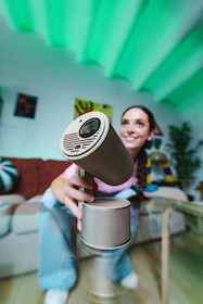 XGIMI MoGo 3 Pro inkl. PowerBase Stand mit 450 ISO-Lumen und Full HD Auflösung
