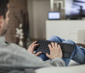 Logitech K830 Tastatur, beleuchtet, kabellos