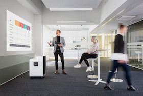 Artome M10 All-in-One Videokonferenzsystem, lackierte Esche mit Stoff in Schwarz