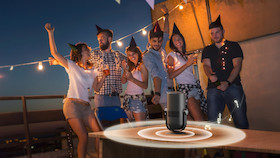 Dangbei Freedo Smart Full HD Beamer mit tragbarem Design und KI Bildanpassung für mobiles Entertainm