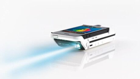 Aiptek MobileCinema i55 Mini Beamer mit 50 ANSI-Lumen und VGA