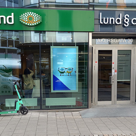 HI-ND 75" Wandgehäuse Window, Hochformat, weiß