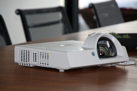 Panasonic PT-ST10 - Short Throw Kurzdistanzbeamer, 2500 ANSI-Lumen