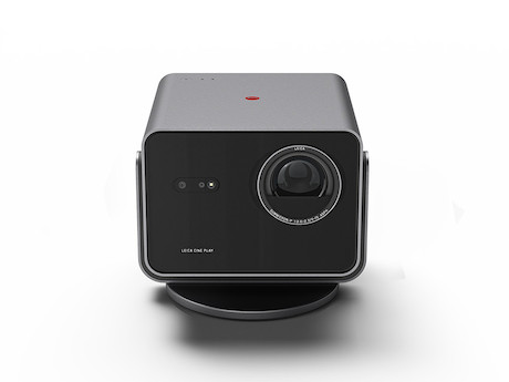 Leica Cine Play 1 4K Beamer mit 3000 Lumen, Smart-Home-Integration und Sprachsteuerung in einem trag