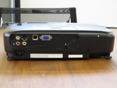 Epson EB-X02 Beamer mit 2600 ANSI-Lumen und XGA Auflösung