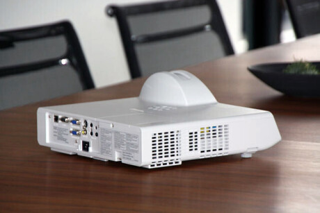 Panasonic PT-ST10 - Short Throw Kurzdistanzbeamer, 2500 ANSI-Lumen