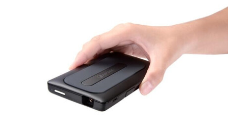 Aiptek MobileCinema A50P Mini Beamer mit 50 ANSI-Lumen und VGA