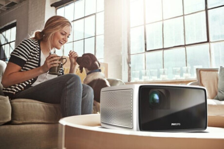 Philips Screeneo S6 4K Kurzdistanzbeamer mit 1600 ANSI-Lumen