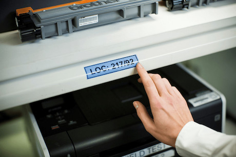 Brother TZe-551 Schriftband schwarz/blau 24mm/8m