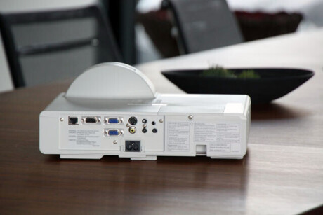 Panasonic PT-ST10 - Short Throw Kurzdistanzbeamer, 2500 ANSI-Lumen