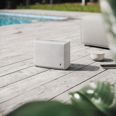 Audio Pro A15 W portabler, spritzwasserfester Multiroom-Lautsprecher in Hellgrau