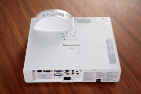 Panasonic PT-ST10 - Short Throw Kurzdistanzbeamer, 2500 ANSI-Lumen