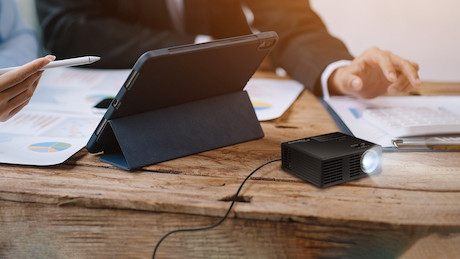 Optoma ML750i Tragbarer Mini-LED-Projektor mit integriertem Speicher, Media Player, Office Viewer un
