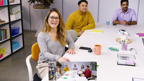 Logitech Rally Bar Mini Konferenzkamera mit 3840 x 2160 4K UHD, 8,3 MP, 30 fps & 120° in weiß für kl