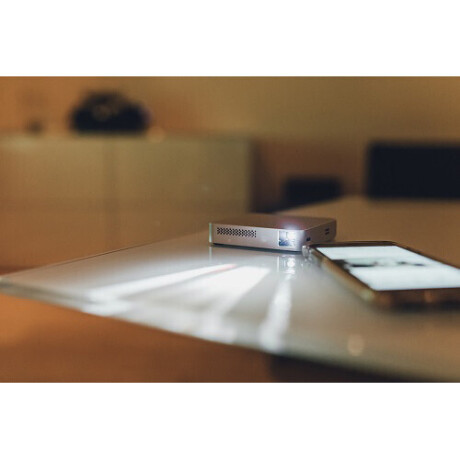 Aiptek MobileCinema i70 Mini Beamer mit 70 ANSI-Lumen und WVGA