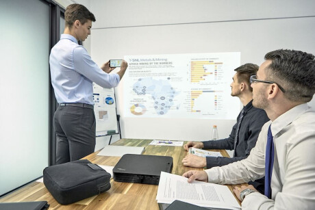 Optoma LH200 Mini Beamer mit 2000 ANSI-Lumen und Full-HD Auflösung