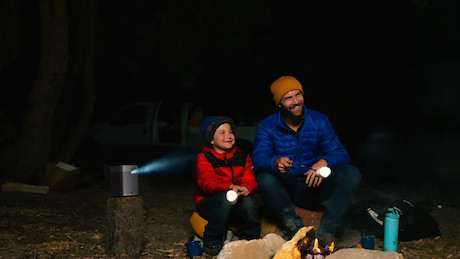 XGIMI Halo+ GTV Full HD Beamer mit Google TV, automatischer Bildanpassung und integriertem Akku für