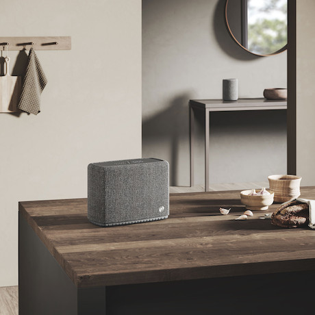 Audio Pro A15 portabler, spritzwasserfester Multiroom-Lautsprecher in Dunkelgrau